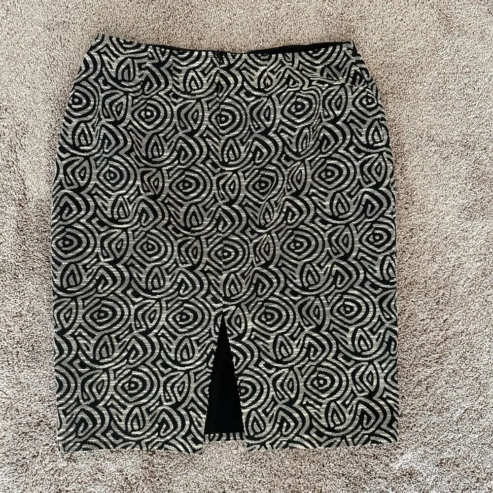 St. John Pencil Skirt Jacquard Geometric Black Tan 8 Career Office Quiet Luxury
